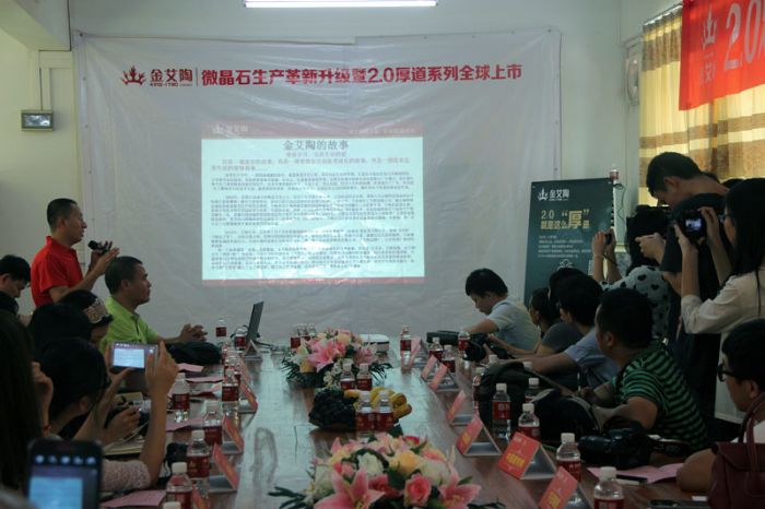 凯发K8国际肇庆工厂总司理赵国涛解说2.0忠实系列微晶石的手艺工艺