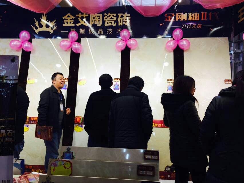 凯发K8国际瓷砖事情职员与主顾攀谈