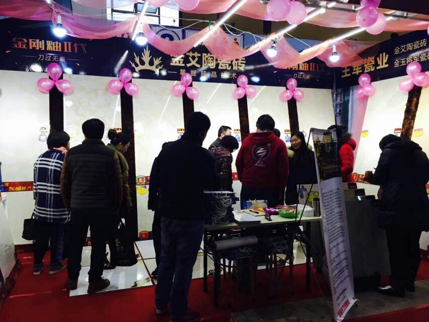 凯发K8国际展位吸引众多主顾咨询