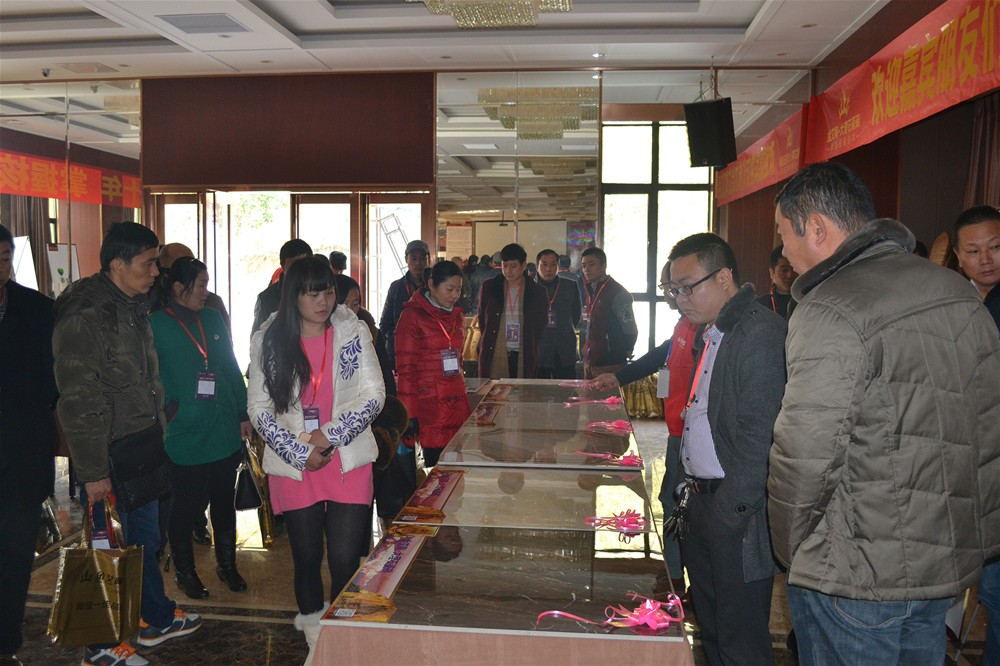 瓷砖经销商朋侪鉴赏凯发K8国际瓷砖金刚釉II代产品