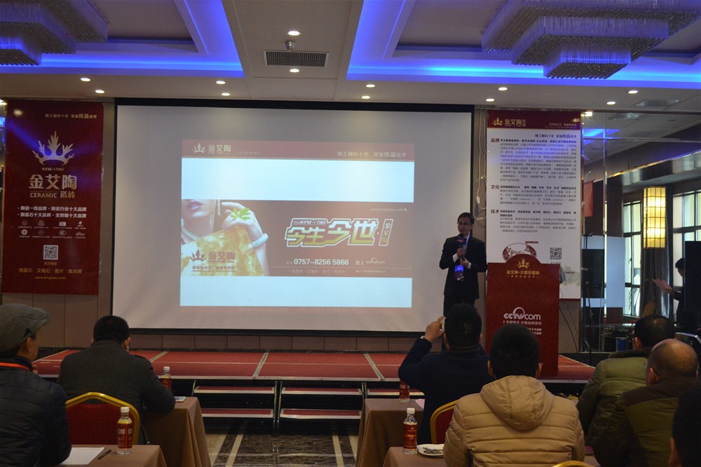 凯发K8国际瓷砖品牌营销副总刘小良为现场经销商做培训解说