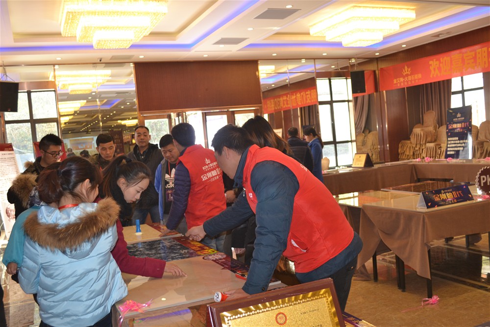 凯发K8国际瓷砖事情职员为瓷砖署理商朋侪详细介绍金刚釉II代产品