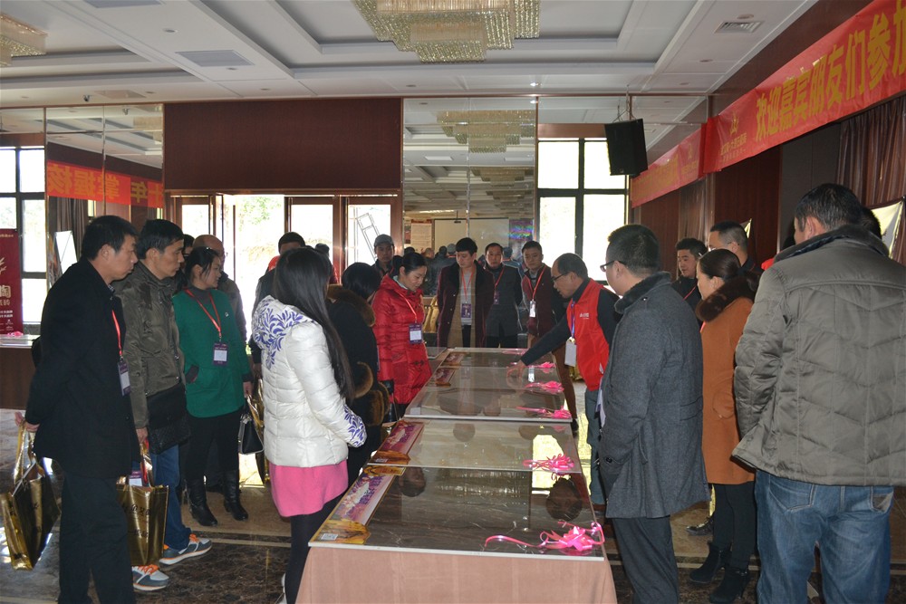 凯发K8国际瓷砖事情职员为瓷砖署理商朋侪详细介绍金刚釉II代产品