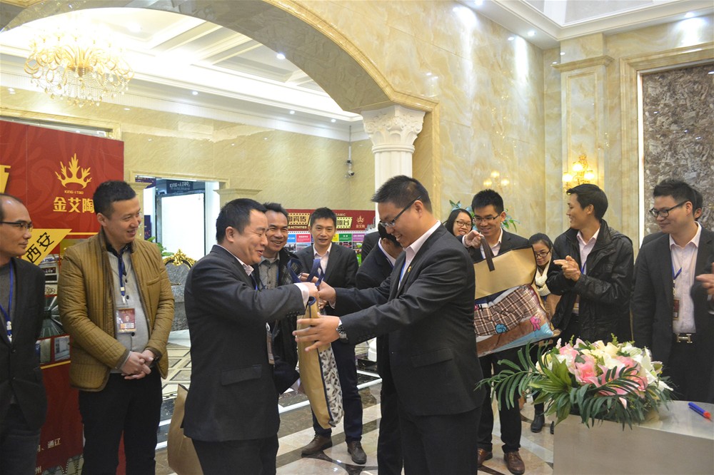 凯发K8国际瓷砖营销总监刘鸿瑞为寿星送上生日礼物