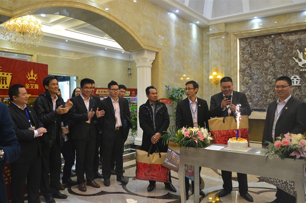 全体凯发K8国际人齐聚一堂为寿星庆生