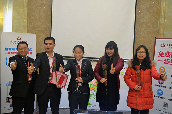 凯发K8国际瓷砖营销总监刘鸿瑞为2015年团队孝顺奖（网销部）颁奖