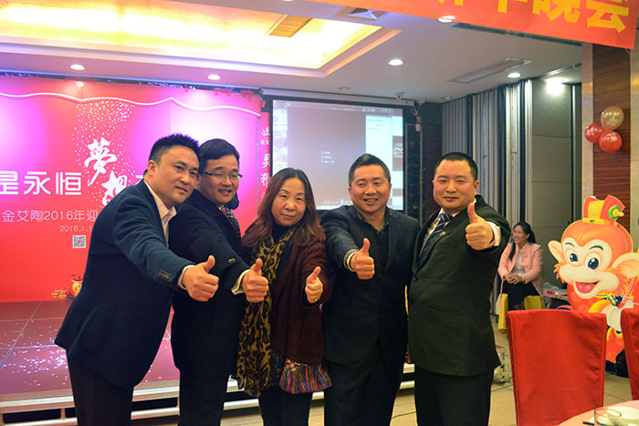 凯发K8国际向导和媒体人金大姐合影留念