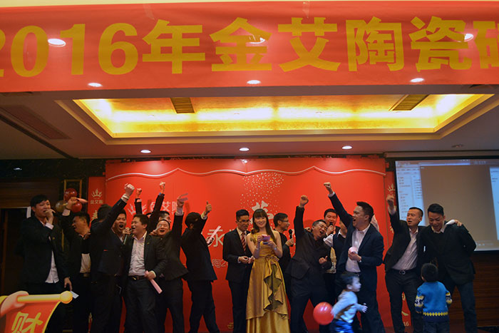 陪同着全体职员合唱的《我相信》，晚会圆满落下帷幕