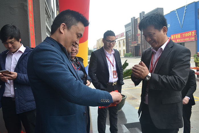 凯发K8国际瓷砖营销总司理罗胜派利是