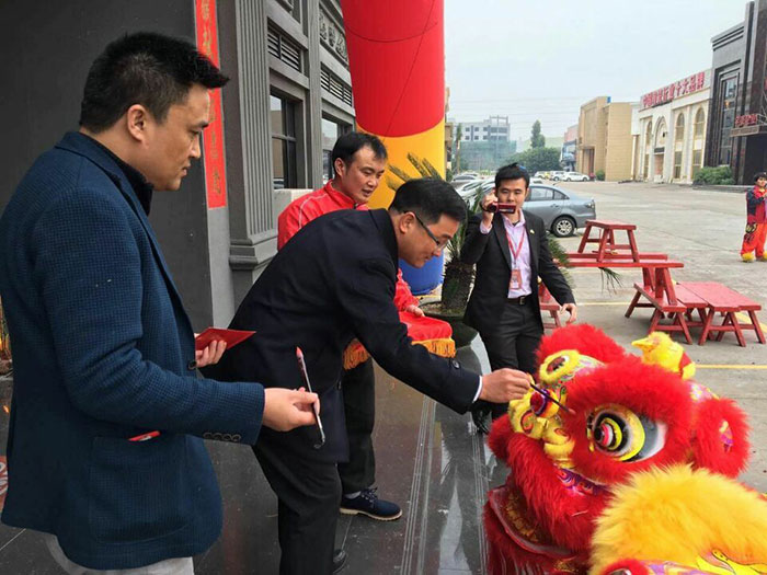 凯发K8国际瓷砖董事长刘鸿祥给狮子点睛