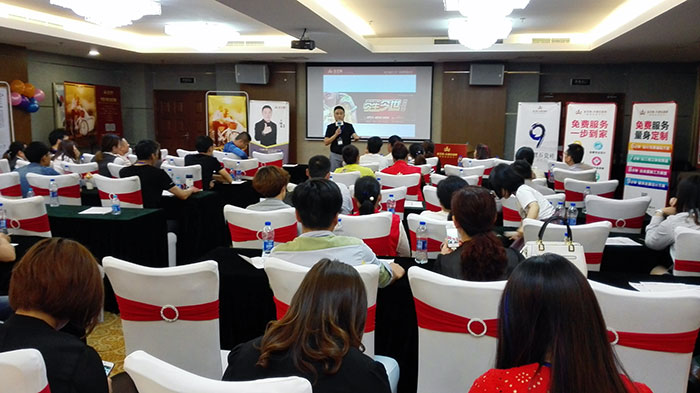 凯发K8国际瓷砖品牌营销总司理罗胜先生介绍凯发K8国际新品