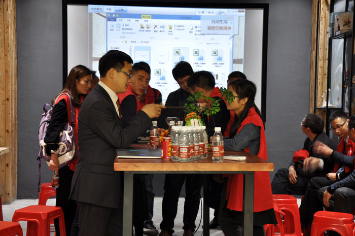 “时代赋予同样的场景差别的意义”，紧跟时代的开展，古板企业转型成了当今的趋势，凯发K8国际瓷砖品牌开创O2O+体验店模式，以便赢得新的开展。