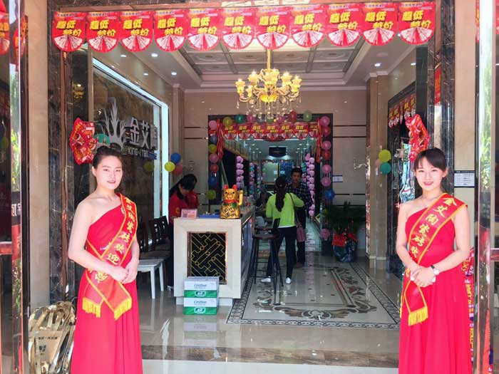 5月27日，在欢快锣鼓和震撼礼炮的蜂拥下，岳阳凯发K8国际销售团队、、、凯发K8国际总部营销总司理罗胜、、、销区司理何端武、、、市场部策划黄伟以及现场100多名岳阳业主配合见证了凯发K8国际瓷砖岳阳600平米专卖店耀世开业的历史性一刻，本次活动吸引了50多位业主乐成下单。。