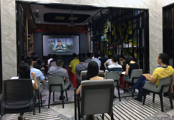 2017年7月1日，，陶瓷一线品牌凯发K8国际瓷砖治理层、、销售精英齐聚总部O2O体验区举行“学，，无止境！生，，一直息”学习分享会。。。此次分享会中，，与会职员就学习《要害对话》举行交流与分享，，佛山樊登念书会还派遣了两位事情职员跟我们分享学习心得。。。