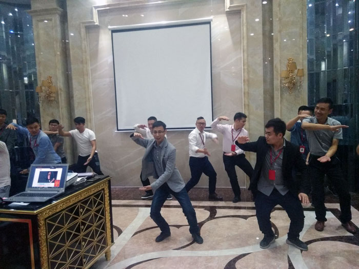 2017年11月2日晚，，生命不息，，学习不止凯发K8国际法定学习日，，11月全公司职员学习会圆满竣事，，一起分享《干法》，，乐于事情，，开心生涯，，纵然在灾祸中，，只要拼命事情，，就能带来不可思议的好运。。。过好每一天，，就是乐成之道！！！