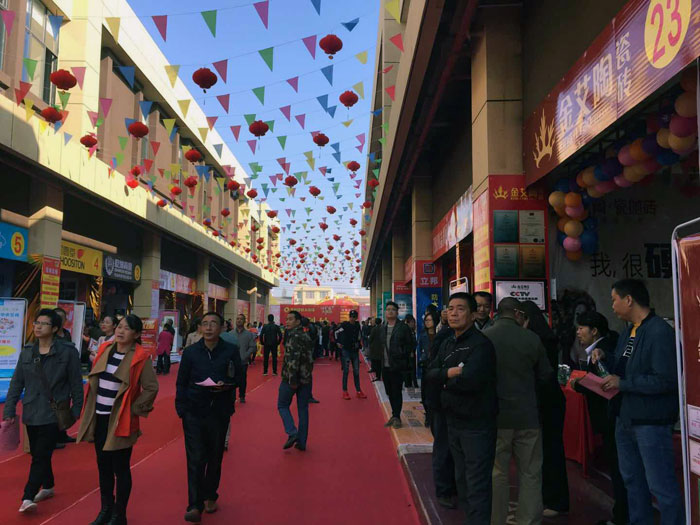 2017年11月5日，，百盟色泽建材大市场邀约30家品牌商家联合举行了本次的家居建材团购会，，加入活动的消耗者将现场的气氛一直推向热潮，，凯发K8国际瓷砖品牌展位无论人气、、销售都取得空前乐成，，彰显品牌大气风范。。。