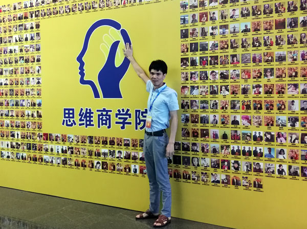 现在，，80后已经开展为壮年，，逐渐成为各个岗位的主要认真人，，因生涯的洗礼变得理性而不再激动。！！！！80后”，，他们青春洋溢，，在各个岗位上都冲在最前线。！！！！80后”独具个性和魅力，，已然成为各行各业主力军代表人物。！！Ｗ魑80后典范的创业乐成代表陶瓷一线品牌 凯发K8国际瓷砖 龙川总署理吴金星与他的销售团队即是其中之一。！！