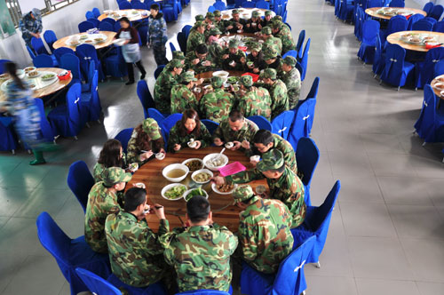 在食堂用餐，10分钟要吃完哦